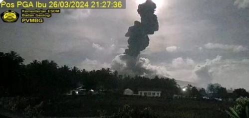 印尼火山喷发，灰柱冲天高达一万米