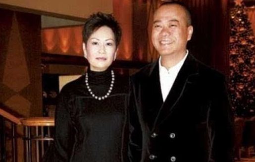 上海偶遇，佟瑞欣与妻子夏菁的温馨瞬间